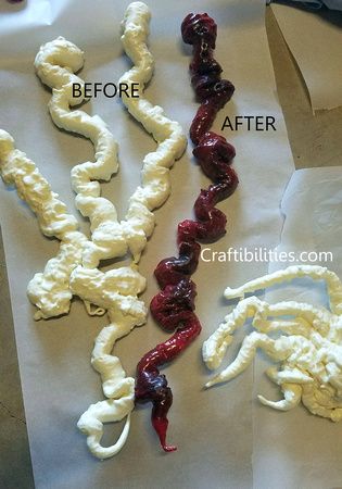 Intestines - CHEAP Gruesome Decorations - GREAT STUFF - party ideas - DIY - GORY Halloween severed body parts - tutorial Cheap Halloween Diy, Diy Halloween Dekoration, Cheap Diy Halloween Decorations, Halloween Decor Diy, Stranger Things Halloween, Halloween Fest, Casa Halloween, Halloween Props Diy, Creepy Halloween Decorations