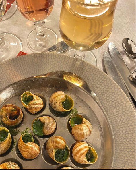 Food In Paris Aesthetic, French Restaurant Aesthetic Food, Paris Aesthetic Food, French Bistro Aesthetic, Paris Escargot, Bistro Aesthetic, Vivian Ward, Parisian Food, Emily In Paris Aesthetic