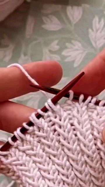 Knitting Hacks, Knitting Stitches Tutorial, Knitting Patterns Free Scarf, Knitting Basics, Beginner Knitting Patterns, Knitting Paterns, Lace Knitting Patterns, Vogue Knitting, Crochet Stitches Video