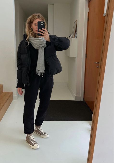 Doc Marten Rainy Day Outfit, Winter Sightseeing Outfit, Cream Sweatshirt Outfit, Outdoorsy Style Winter, Hot Fall Day Outfit, Cosy Outfit, Minimalism Style, 가을 패션, Outfit Inspo Fall