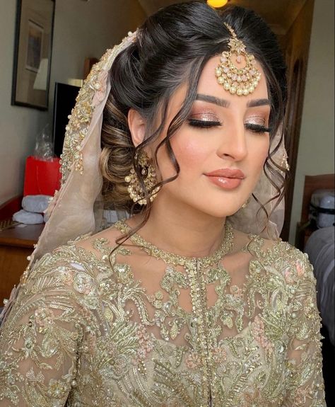 Hair Styles For Nikkah Bride, Pakistani Bridal Bun Hairstyles, Bridal Hair With Dupatta, Wedding Hair Styles Indian, Wedding Hair Updo Asian, Pakistani Bridal Updo, Natural Desi Bridal Makeup, Bridal Updo Indian, Asian Bridal Hair Updo