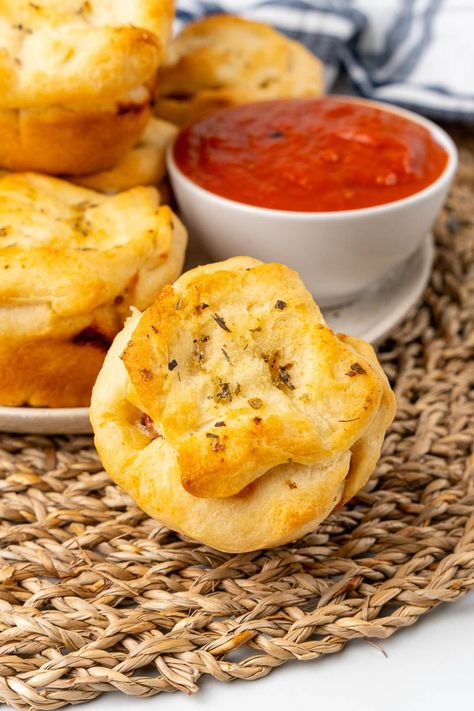 Muffin Tin Pizza Calzones - This Little Home of Mine Muffin Tin Calzones, Muffin Tin Pizza, Mini Calzones, Pizza Calzones, Friday Night Pizza, Homemade Pizza Rolls, Calzone Pizza, Pizza Pockets, Pizza Muffins