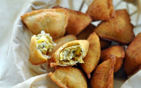 Corn & Paneer Baked Samosa Recipe (Non Fried) Samosa Recipe Indian, Baked Samosa Recipe, Paneer Samosa, Baked Samosa, Masala Aloo, Samosa Recipe, Indian Appetizers, Corn Snacks, Snacks Appetizers