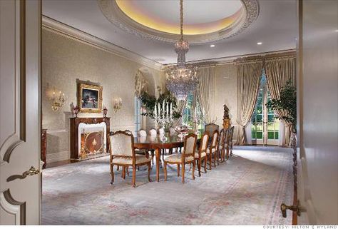 The dining room at Spelling Manor Spelling Manor, Million Dollar Rooms, Manor Interior, French Chateau Style, Luxurious Dining Room, Chateau Style, House Dining Room, Luxury Dining Room, Expensive Houses