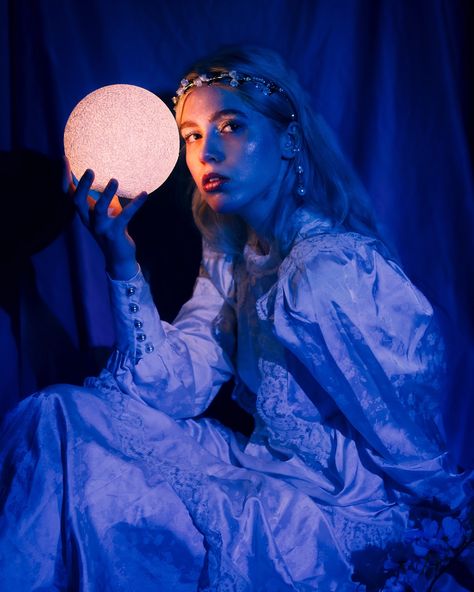 the moon princess 🌕 model @zuzimarigo ph & style by me #artphotography #portraitphotography #cinematography #cinematicphotography #sztuka #fotografia #fotografiaportretowa #portret #fotograf #fotografkrakow #cinematic Moon Poses, Lighting Practice, Environment Reference, Dark Crystal, Moon Princess, Song Recommendations, The Dark Crystal, Moon Light, Cinematic Photography