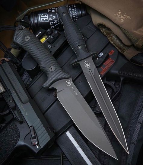 Tactical Life, Military Knives, Benchmade Knives, Military Gear Tactical, Pretty Knives, Tactical Gear Loadout, Cool Gear, Cool Knives, Military Gear