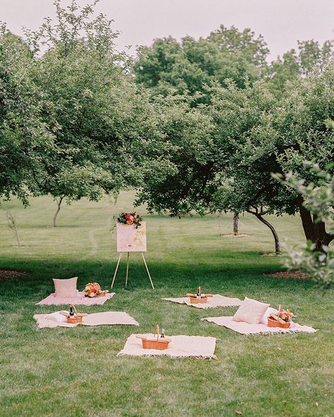 summer reception ideas picnic set up Outside Weddings, Alfresco Wedding, Summer Reception, Spring Garden Decor, Summer Wedding Reception, Decor For Wedding, Summer Wedding Decorations, Chic Vintage Brides, Pasta Primavera