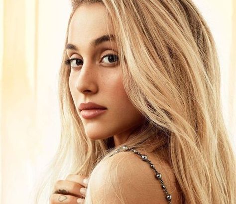 15 Stunning Ariana Grande No Makeup Photos - 2021 Ariana Grande Make Up, Ariana Grande Blonde Hair, Ariana Grande Black, Sweetener Era, Ariana Aesthetic, Ariana Merch, Ariana Grande Lockscreen, Ariana Grande Makeup, Ariana Grande Hair