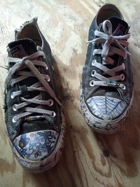 Worn out and drawn on Converse All Stars Drawing On Converse Grunge, Drawn On Converse, Old Converse, Sharpie Shoes, Cool Converse, Cute Converse Shoes, Dear Even Hansen, Converse Aesthetic, Custom Sneakers Diy