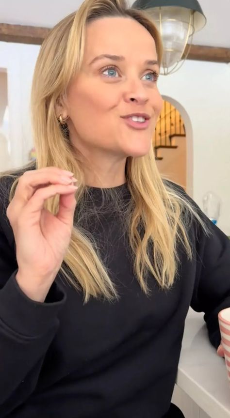 Reese Witherspoon Makes 'Chococinno' with Mug of Snow in New Video Resse Witherspoon Selfie, Reese Witherspoon Selfie, Deacon Phillippe, Reese Witherspoon Hair, Snow Coffee, Reece Witherspoon, Snow Recipe, Reese Whiterspoon, Ava Phillippe