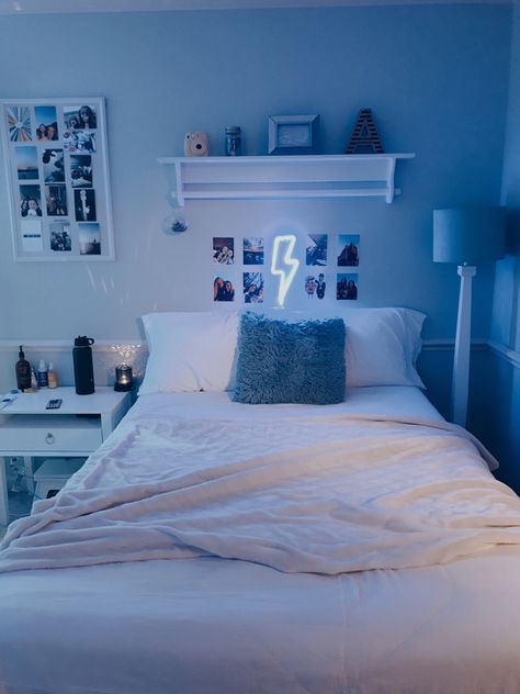 Room Inspo Light Blue Walls, Blue Room Minimalist, Room Decor Ideas Blue Walls, Blue Themed Bedroom Room Ideas, Room Ideas Aesthetic Light Blue, Room Decor Bedroom Aesthetic Blue, Blue And White Aesthetic Bedroom, Light Blue Room Aesthetic Decor, Blue Bedroom Inspo Aesthetic