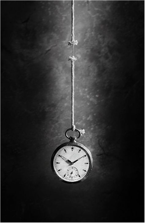 Time is running faster than you think Photography Jobs, Foto Tips, Online Photography, Black And White Aesthetic, White Picture, Dark Photography, Black N White, Artistic Photography, Black And White Pictures