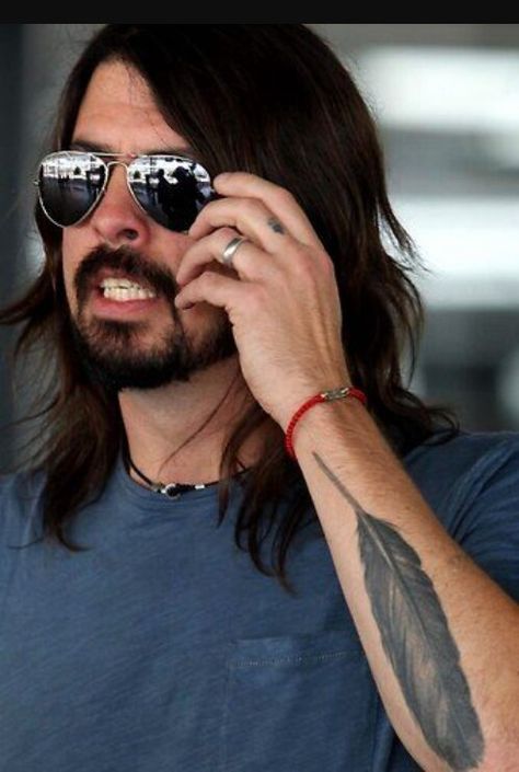 Dave Grohl feather tattoo There Goes My Hero, Foo Fighters Dave Grohl, Foo Fighters Dave, Taylor Hawkins, Nirvana Kurt, Music Tattoo, Feather Tattoo, Dave Grohl, I'm With The Band