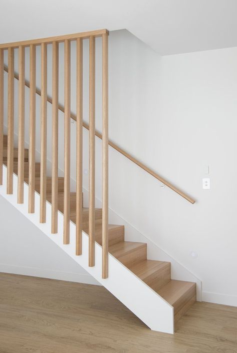 Home decor unique stairs ideas - Modern staircase designs - Modern stair railing ideas Modern Timber Staircase, Timber Stairs Internal, Internal Stairs Ideas, Stairs In The Living Room, Balastraid Ideas, Staircase Before And After, Scandi Stairs, Staircase In Kitchen, Slat Stairs