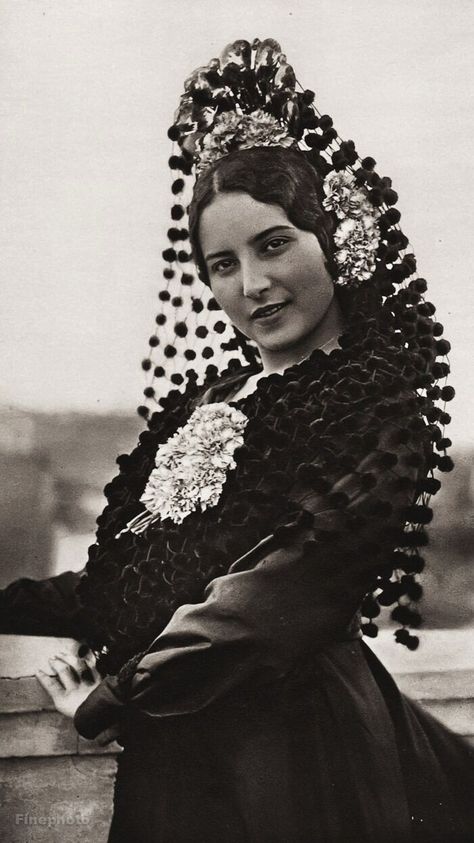 1922 Vintage SPAIN Jerez Mantilla Veil Woman Dress Fashion Photo Art ~ HIELSCHER | eBay Spanish Veil, Spanish Mantilla, Tortoiseshell Hair, Vintage Hair Comb, Flamenco Costume, Spanish Dress, Veiled Woman, Mantilla Veil, Spain Fashion