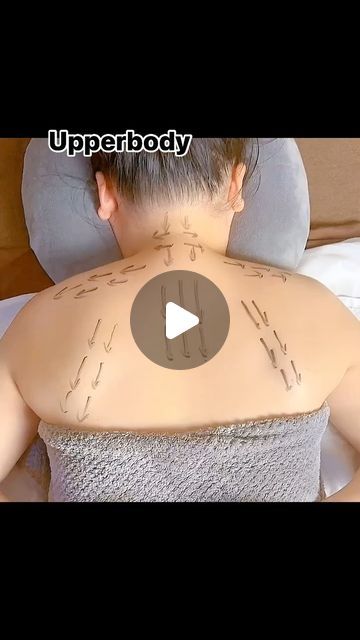 Massage Body Spa, Massage Therapy Techniques Videos, Body Massage Step By Step, Back Massage Technique, Massage Tutorial, Upper Back Exercises, Body Massage Spa, Body Massage Techniques, Massage Therapy Techniques