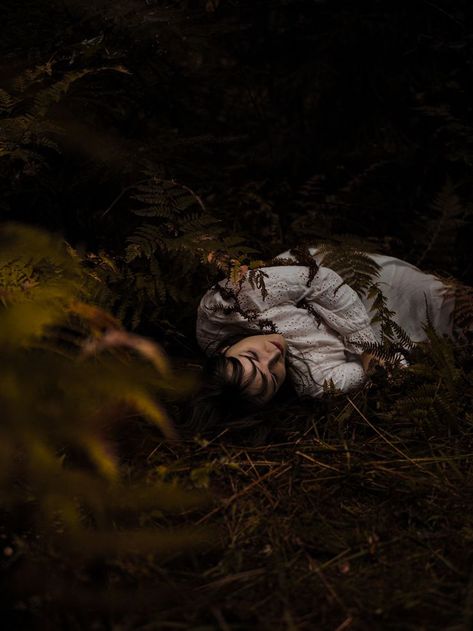 dark moody nightmare forest woman photography fall autumn @studiosaunio // petetyt / betrayed 2024 Dark Forest Photography, Forest Woman, Moody Photoshoot, Moody Portrait, Narrative Photography, Dark Photo, Dark Portrait, Brand Ideas, School Theme