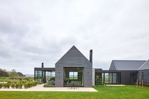 A Modern Farmhouse By The Sea In New Zealand Grey Metal Roof, Weathered Wood Siding, External House Design, New Zealand Architecture, Simple Floor Plans, Nordic Homes, John Irving, Coastal Architecture, Louisiana Homes