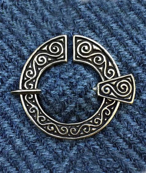 Penannular Brooch, Great Kilt, Kilt Pins, Trendy Glasses, Kilt Pin, Celtic Art, Gold Brooches, Celtic Designs, Celtic Jewelry