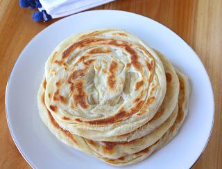 My Kitchen Snippets: Roti Canai/Paratha Bread - Step by Step 500 grm flour 300 ml water 1 egg 1 tsp salt 2 tbsp condensed milk 1 tbsp margarine Some vegetable oil Roti Prata Recipe, Prata Recipe, Chinese Hamburger, Paratha Bread, Naan Flatbread, Roti Canai, Indian Flatbread, Teh Tarik, Indian Breads