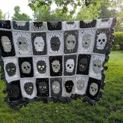 Crochet Skull Blanket, Diy Goth Clothes, Tattoo Skulls, Skull Crochet, Crochet Skull Patterns, Skull Blanket, Crochet Skull, Crochet Disney, Halloween Crochet