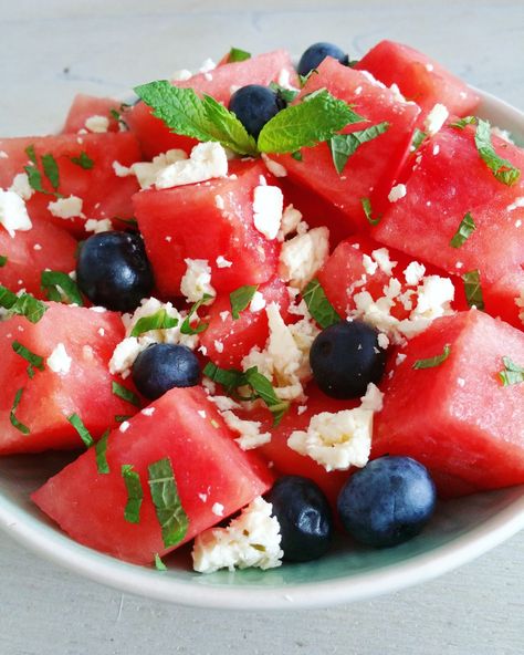 Watermeloen salade met bosbessen, munt en feta! | Healthyfoodie Coconut Milk Whipped Cream, Blueberry Salad, Watermelon Feta Salad, Watermelon And Feta, Blueberry Juice, Healthy Substitutions, Fresh Watermelon, Feta Salad, Super Greens