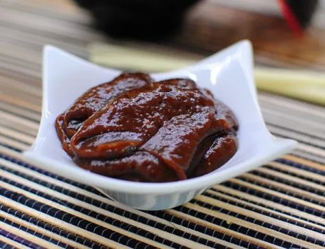 Sugar free Hoisin Sauce - thatsREALyummy Hoisin Sauce Recipe, Gluten Free Hoisin Sauce, Sugar Free Dressing, Baked Spring Rolls, Paleo Gluten Free Recipes, Keto Sauces, Sugar Scrub Homemade, Marinade Sauce, Low Carbs