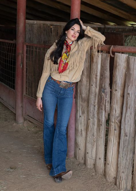 The Always Saddle Your Own Horse is a fun splash of color and will definitely add a cool retro vibe to your wardrobe. No matter what color you choose, there is thoughtfulness in the wearability of accent colors, using browns, blues, & whites to pick up on your denim shirt, leather jacket, and white shirt. "Always Saddle Your Own Horse" Wild Rag Scarf Artist Pam Benke of Billings Montana Silk RESTOCKED Pin Up Cowgirl, Cowgirl Scarf, Ranch Outfits, Horse Scarf, Cattle Ranch, Cowgirl Style Outfits, Modern Cowgirl, Cowgirl Accessories