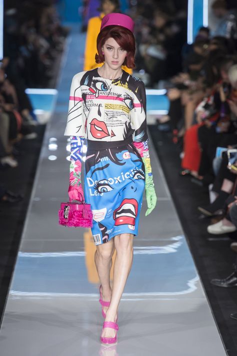 Moschino Autumn/Winter 2018 Ready-To-Wear Collection 2018 Fashion Trends, Fashion Trend Pattern, Kitsch Fashion, Medical Fashion, Pop Art Fashion, Art Attack, 2018 Fashion, Fashion Fall, Fall Fashion Trends