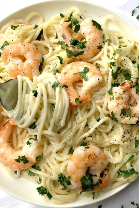 20-Minute Shrimp Alfredo Pasta, a delicious dinner recipe. Creamy, garlicky, ridculously easy to make, this dish is the perfect comfort food no matter the season. Also, a fabulous midweek dinner recipe if you are looking for a romantic meal this Valentine's Day. Tender shrimp, comforting spaghetti smothered in a creamy and garlicky homemade alfredo sauce, what a dinner! #homemadealfredosauce, #alfredopasta, #shrimp, #valentinesdaymealsfortwo, #pastarecipes Alfredo Pasta With Shrimp, Scallops Alfredo, Lobster Alfredo, Seafood Alfredo, Cheesy Shrimp, Scallop Pasta, Pasta With Shrimp, Pasta Creamy, Pasta Alfredo