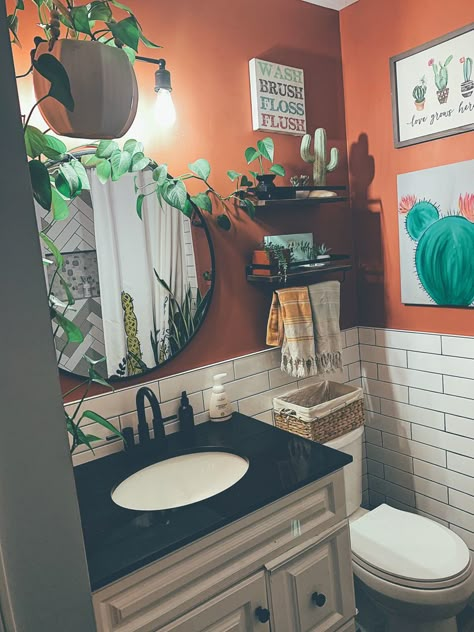 Nature Themed Bathroom Decor, Plant Theme Bathroom Ideas, Bathroom Design Themes, Dark Plant Bathroom, Black Spa Bathroom Ideas, Bathroom Decor Whimsigoth, Plant Themed Apartment, Plant Bathroom Theme, Hobo Bathroom Ideas