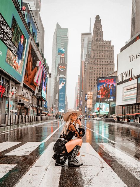 City Cowgirl Aesthetic, City Cowgirl Outfits, Modern Cowgirl Aesthetic, Nashville Photoshoot, City Cowgirl, Cowgirl Photoshoot, City Photoshoot, Foto Cowgirl, Nyc Photoshoot