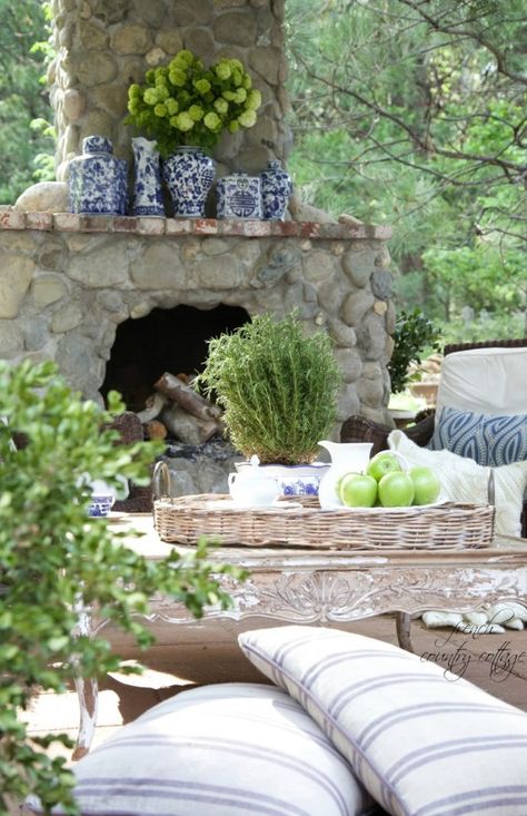 Rustic Outdoor Fireplaces, Country Patio, Design Per Patio, French Country Dining Room, French Country Living, Country Dining Rooms, French Country Dining, French Country Living Room, Diy Outdoor Decor