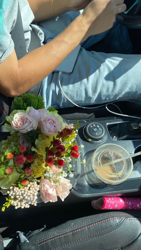 Guy Giving Flowers, Bf Giving Gf Flowers, Flowers Relationship Goals, Bf Giving Flowers To Gf, Girl Giving Flowers To Boyfriend, Bf Buying Flowers, Giving Flowers, Nothing But Flowers, Ideal Man