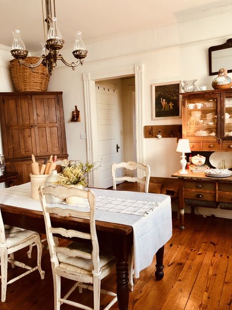 Primitive Minimal Farmhouse, 1800 Farmhouse Decor, Old Home Dining Room, 1890 Farmhouse, 1900s Farmhouse, 1800s Farmhouse, Old Houses, Farmhouse Decor, Decor Ideas