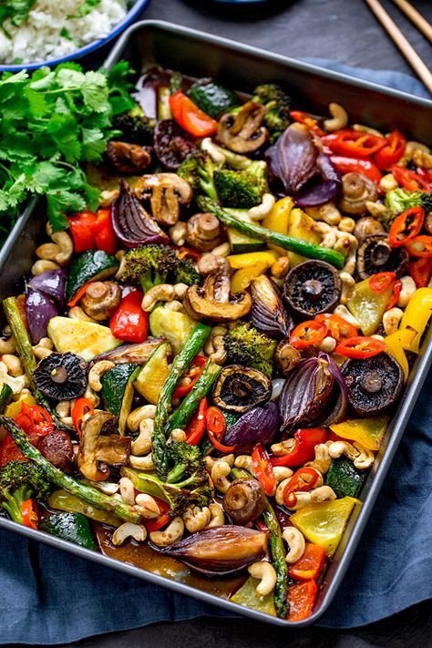 Asian mushrooms with cashews and veggies Asian Mushrooms, Healty Dinner, Easy Vegetarian Dinner, Asian Vegetables, Spicy Dishes, Sheet Pan Dinners, Idee Pasto Sano, Cooking Together, Sheet Pan Recipes