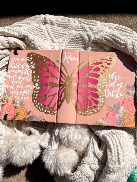 Hand Painted Bible Cover Diy, Hand Painted Journals Cover, Board Painting, Decorating Bible Cover, Hand Painted Bible Cover Ideas, Bible Diy Ideas, Bible Cover Painting, Aesthetic Bible Cover, Bible Decorations Ideas Cover