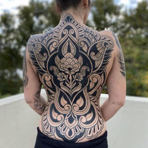 Follow @dark_ornaments ✖️Artist @santiagocanepa_ ✖️ Ornamental Tattoo Design Back, Trad Back Tattoo, Backpiece Tattoo For Women, Traditional Back Piece Tattoo, Black Ornamental Tattoo, Ornamental Back Tattoo, Nicole Tattoo, Backpiece Tattoo, Piece Tattoo