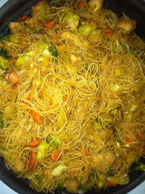 Bihon Guisado, Phillipino Food, Filipino Pancit, Pancit Bihon, Pancit Recipe, Philippines Food, Quirky Cooking, Filipino Foods, Filipino Dishes