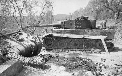 Sherman destroyed by a German Tiger I in Florence, Italy.... | par WW2 Panzer Stug Iii, M4 Sherman, American Tank, Panzer Iii, Panther Tank, Sherman Tank, Tiger Ii, Tank Destroyer, Tiger Tank