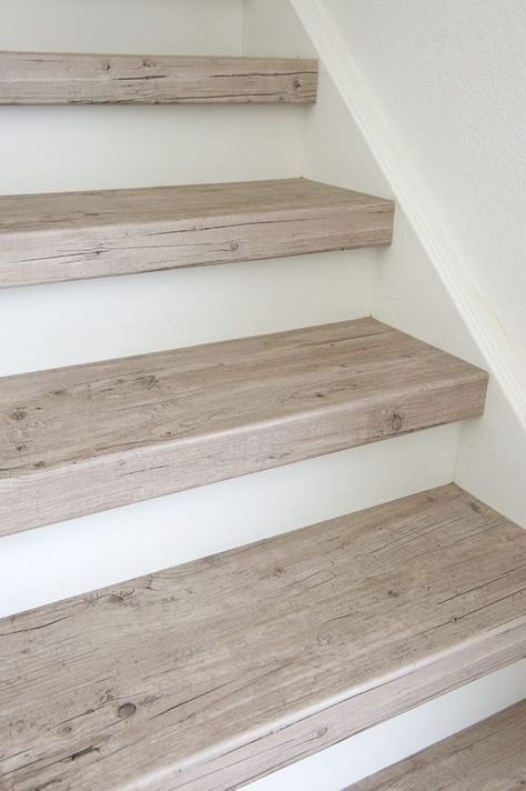 Trap Makeover, Wood Floor Stairs, Stairs Makeover Design, Stairs Makeover Ideas, Stair Renovation, Stairs Renovation, Stair Makeover, Diy Staircase, Stairs Makeover