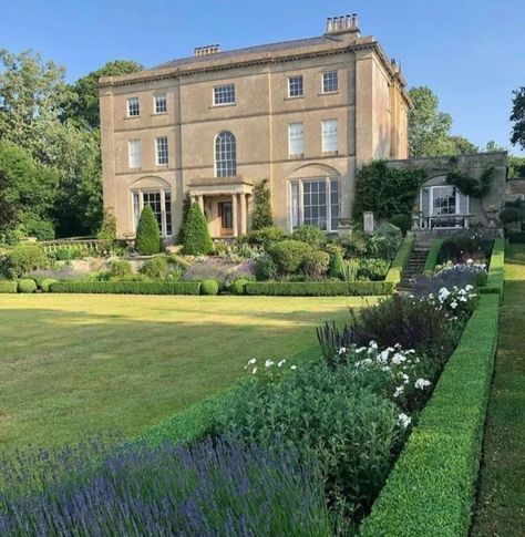 Buxus Hedge, Hedge Garden, Old Money House, Vintage French Country, Front Landscaping, English Country Gardens, Home Garden Design, Magical Garden, English Country House