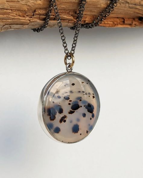 Today we are taking a trip to Montana via gemstones! 😂 If you have been following us you by now know of our love for Montana agate! The dimensionality of the gemstones when cut and polished is surreal with the dendrites floating in the clear agate :) The pendant on the left has a 3mm light teal sapphire set in 18k gold as well as gold rings that attach to the chain. The earrings have an 18k gold pin holding the hinge as well as a gold decorative ball on the bottom of the setting. The larg... Montana Agate, Gold Pin, Light Teal, Our Love, Montana, Agate, Gold Rings, Sapphire, 18k Gold