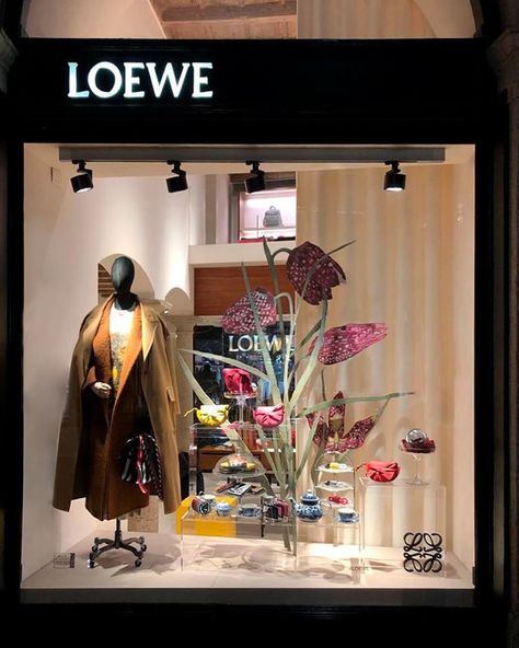 LOEWE, Madrid, Spain, “Winter Floral Dreams”, for Loewe Charles R. Mackintosh, photo by Acierta Company, pinned by Ton van der Veer Spain Winter, Unique Mannequin, Dressing Design, Windows Display, Clothing Display, Retail Inspiration, Clothing Displays, Winter Floral, Retail Merchandising