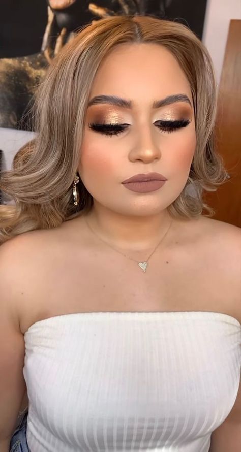 Makeup Idea For Gold Dress, Gold Dress For Quinceanera Mom, Gold Prom Dress Makeup Look, Quinceanera Mom Makeup, Quince Mom Makeup, Mom Of Quinceanera Hair, Makeup Ideas For Gold Dress, Makeup Look For Gold Dress, Natural Gold Makeup Looks