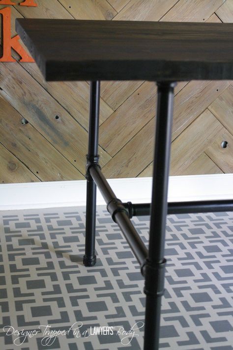 LOVE IT! DIY Pipe Table--full tutorial by Designer Trapped in a Lawyer's Body. #pipetable Pipe Table Diy, Pipe Leg Table, Vintage Industrial Interior, Pipe Desk, Pipe Table, Industrial Pipe Shelves, Pipe Decor, Diy Pipe, Vintage Industrial Furniture