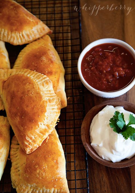 Want to try something new on taco night? Secure all that taco deliciousness inside a crusty pie casing. Hand Pie Pocket Maker Recipes, Hand Pies Recipes, Taco Cornbread, Easy Hand Pies, Empanada Recipes, Small Pies, Pie Pockets, Hand Pies Savory, Pillsbury Grands