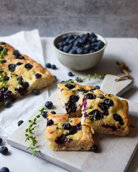 Blueberry Foccacia, Blueberry Foccacia Bread, Fruit Focaccia Bread, Breakfast Focaccia Bread, Lemon Blueberry Focaccia, Savory Blueberry Recipes, Blueberry Focaccia, Breakfast Foccacia, Blueberry Lemon Sourdough Bread