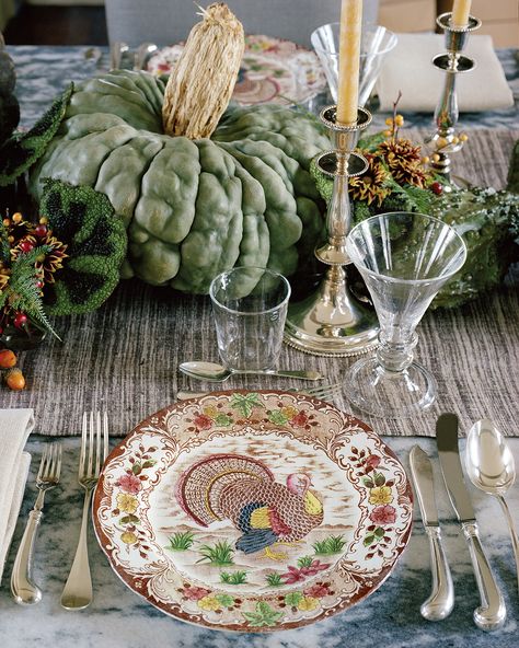 Martha set a rustic tablescape for her 2014 Thanksgiving celebration in her Bedford home's Brown Room. #marthastewart #recipes #recipeideas #thanksgiving #thanksgivingrecipes #thanksgivingdishes Martha Stewart Thanksgiving, Thanksgiving Dinner Recipes, Thanksgiving Inspiration, Turkey Soup, Autumn Table, Thanksgiving Traditions, Martha Stewart Living, Decorations Table, Thanksgiving Table Settings