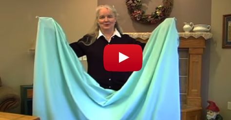 How To: Fold a Fitted Sheet Folding Fitted Sheets, How To Fold, Household Cleaning Tips, Folding Clothes, Laundry Hacks, Linen Closet, House Cleaning Tips, Cleaning Organizing, Easy Tutorial